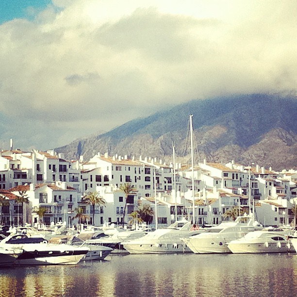 Puerto Banus #marbella Blanco bajo el sol de invierno