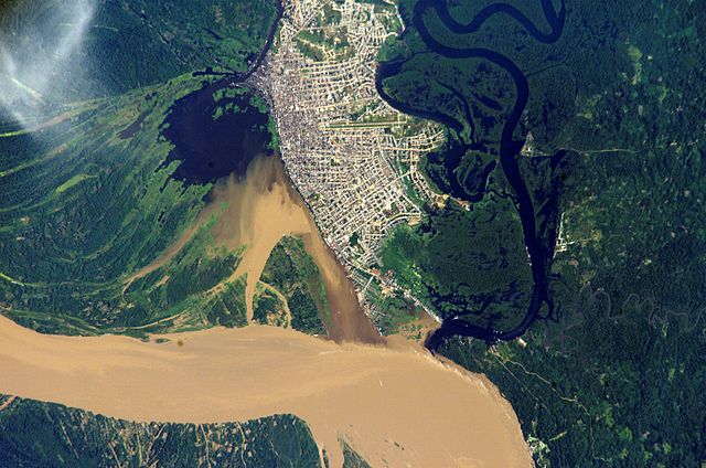 Imagen satelital de Iquitos rodeada por la selva y los meandros del Amazonas.