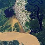 Imagen satelital de Iquitos rodeada por la selva y los meandros del Amazonas.