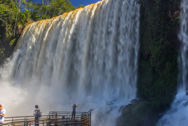 Argentina-CataratasIguazuAbajoSara
