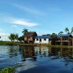 Una de las comunidades que viven sobre el río.