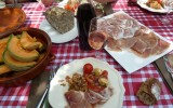 Mesa de picnic en la bodega